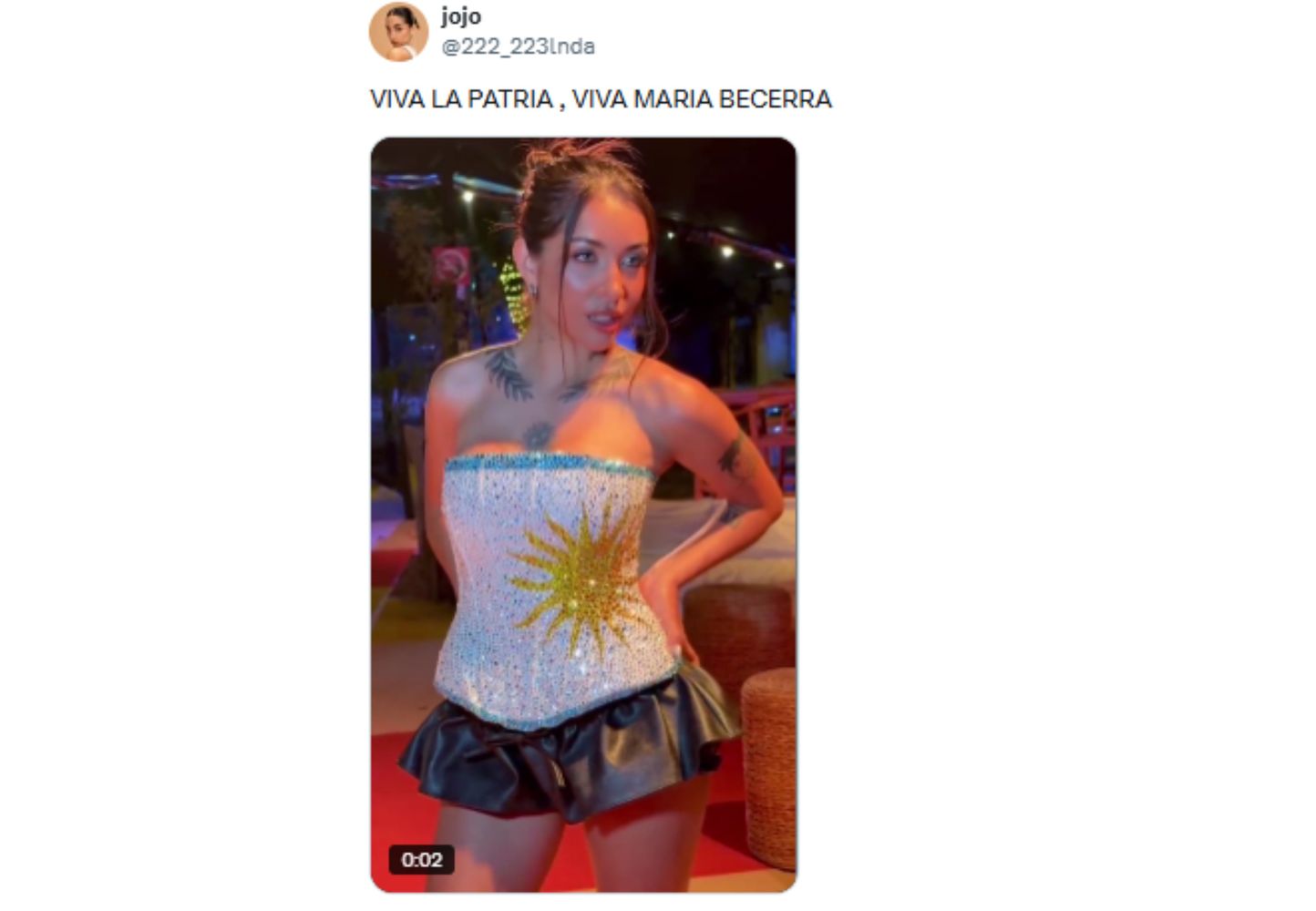 El look de María Becerra para aparecer en el show de Sabrina Carpenter.