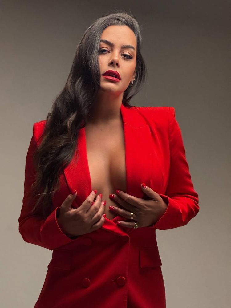 Larissa Riquelme posó con un look sastrero en color rojo ultra ajustado y dio cátedra de estilo