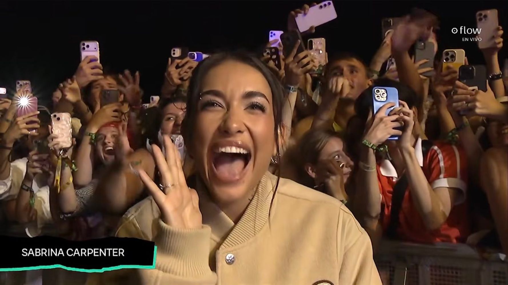 ¡Momento épico! Sabrina Carpenter 'arrestó' a María Becerra en el Lollapalooza Argentina 2026