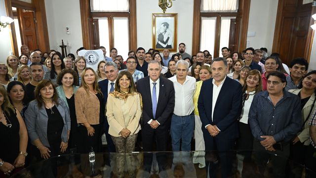 Docentes tucumanos: acuerdo salarial y mejoras para la carrera.