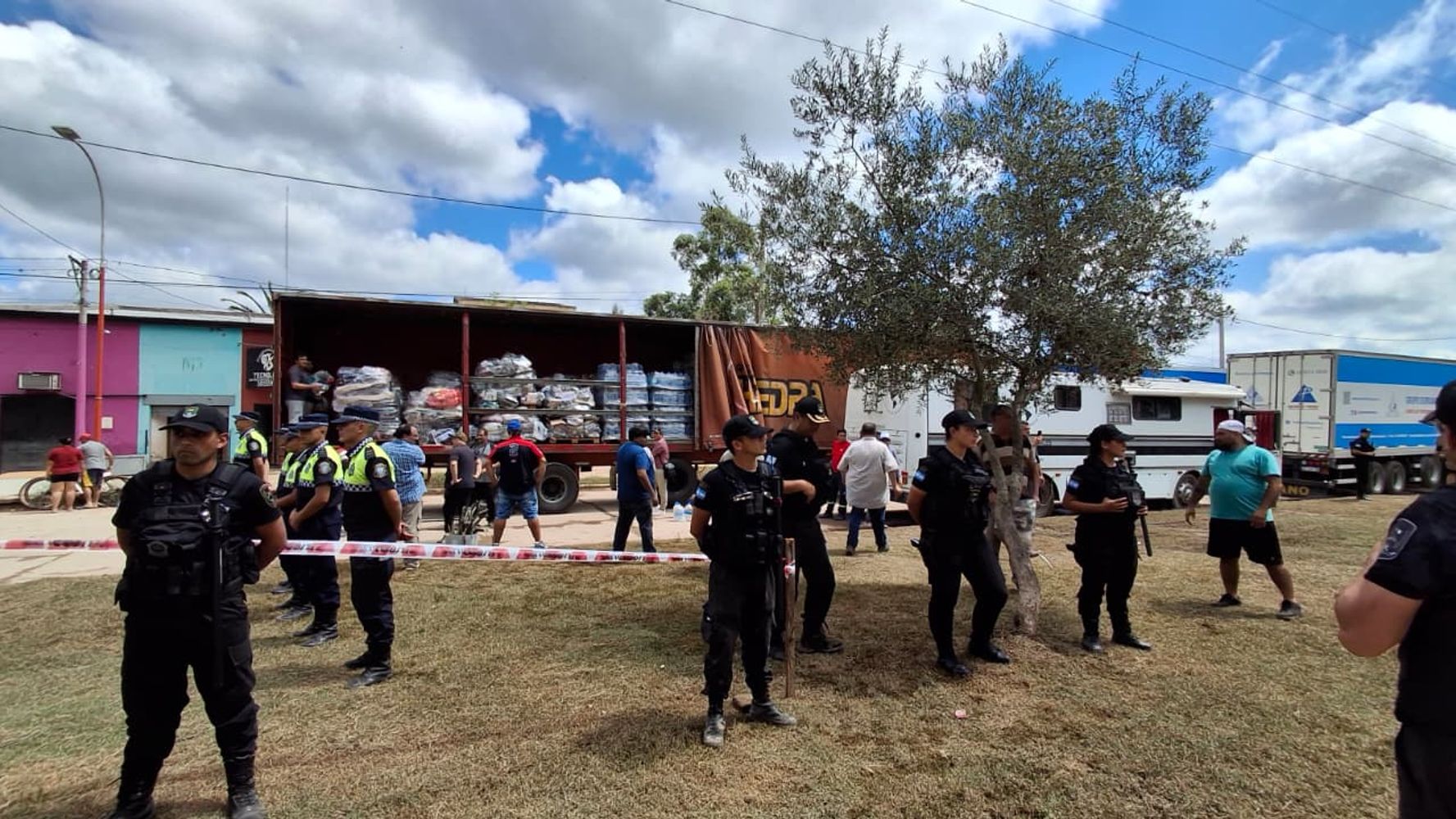 Dos camiones con mercadería llegaron a reforzar la asistencia.