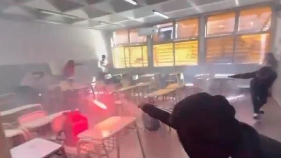 Alumnos encendieron bengalas dentro de un aula en Catamarca y armaron una "guerra"