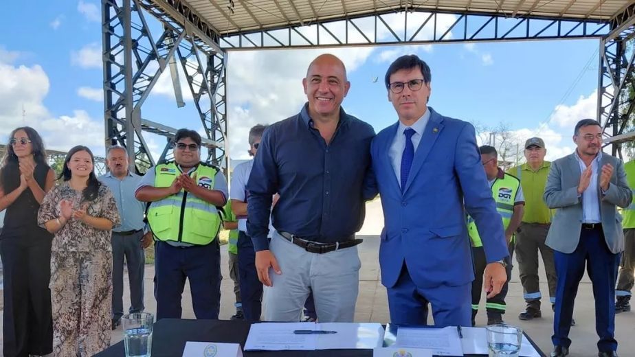 Los ministros Roberto Dib Ashur, de Salta (izq.), y Federico Cardozo, de Jujuy (der.) firmaron en Pampa Blanca un convenio para coordinar controles conjuntos en puestos fronterizos.