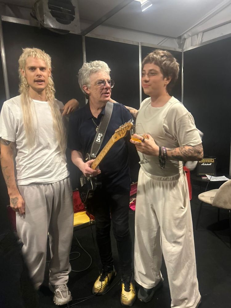 Los artistas con el líder de la banda en el camarín.