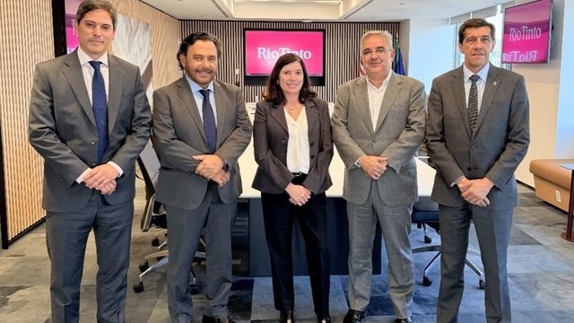 El gobernador de Jujuy, Carlos Sadir (derecha), junto a sus pares de Salta y Catamarca, en su calidad de integrantes de la estratégica Mesa del Litio, con Barbara Fochtman, directora general de Rio Tinto Lithium, e Ignacio Costa, gerente general para la Argentina.