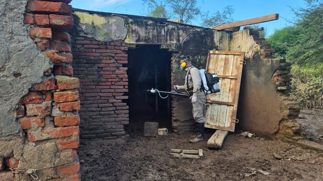Fumigación, rociado y prevención en La Madrid tras el avance del agua.