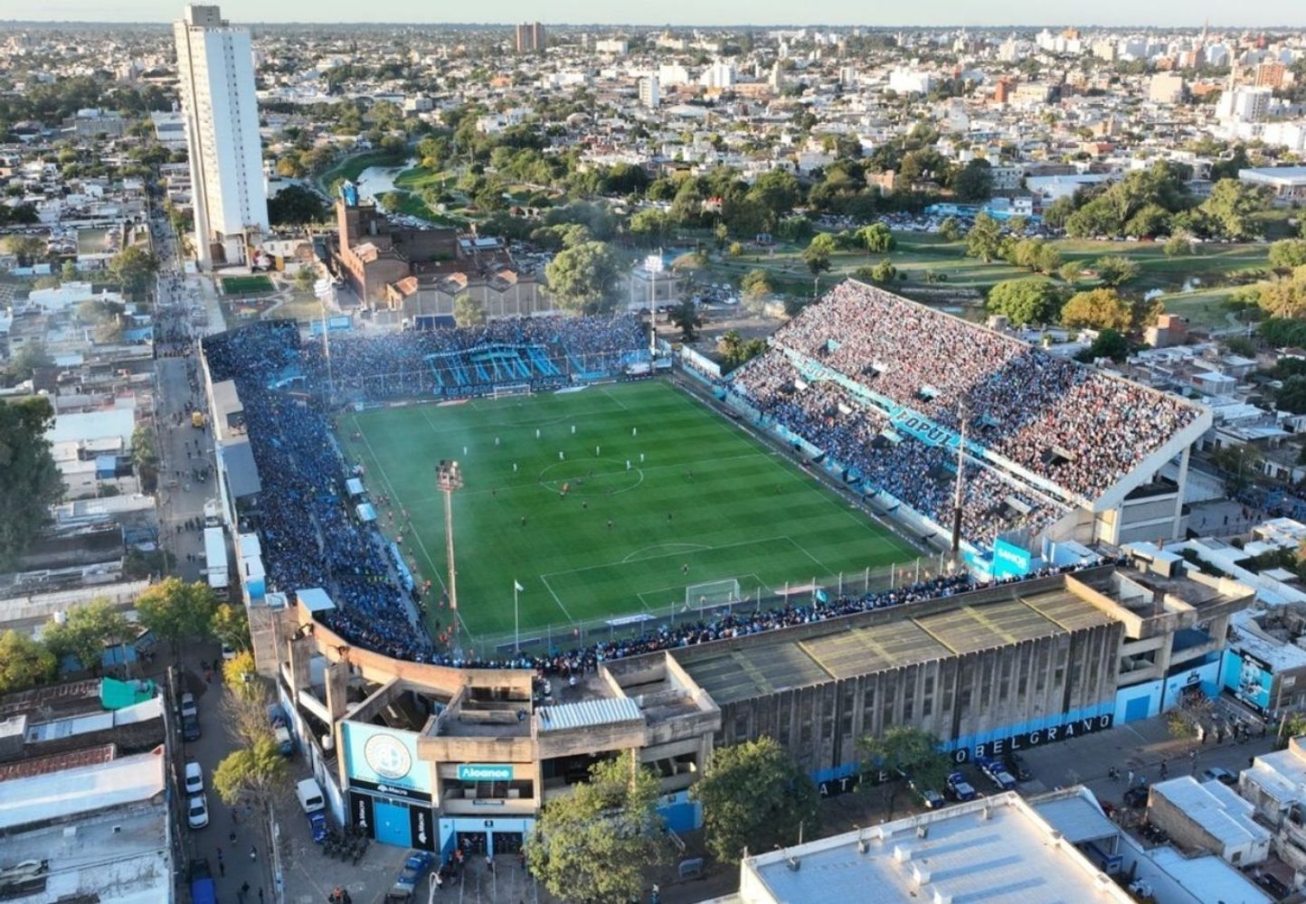 El Gigante, con banderazo para el Talleres-Belgrano.