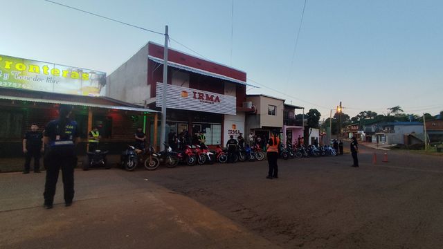 Operativo policial en Iguazú y alrededores: secuestraron 32 motos, un auto y demoraron a dos personas.