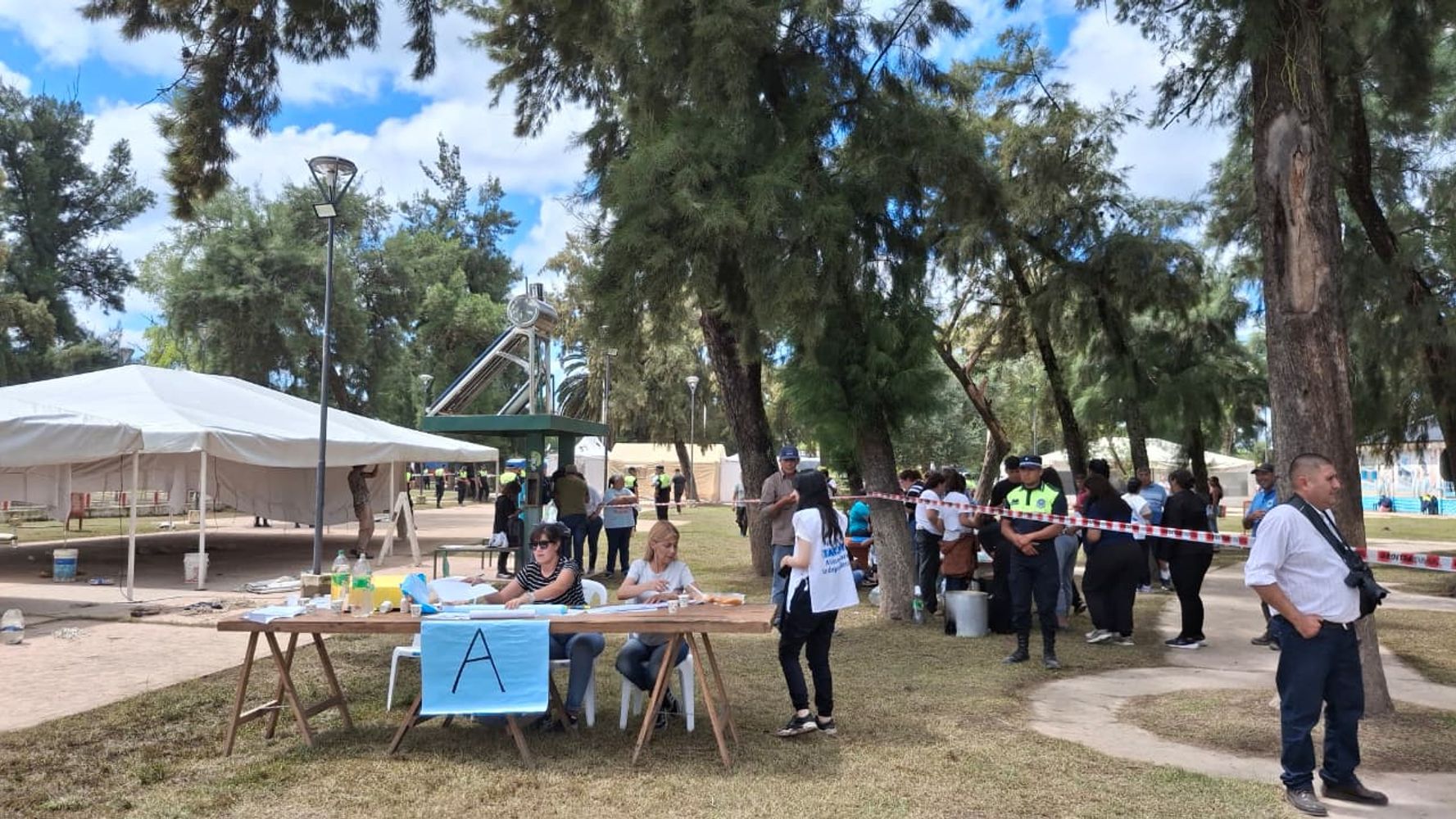 La Salud sigue presente con carpas sanitarias en la plaza.