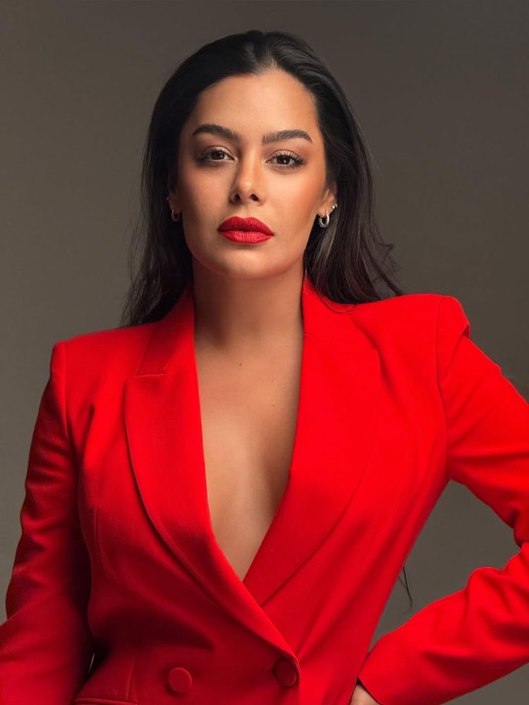 Larissa Riquelme posó con un look sastrero en color rojo ultra ajustado y dio cátedra de estilo