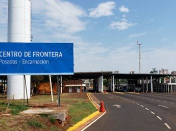 Escándalo en el Puente Posadas-Encarnación: una jefa de Aduana "secuestró" un perro y se lo llevó a su casa como mascota