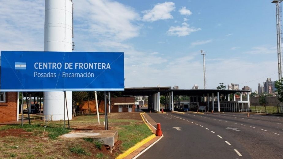 Escándalo en el Puente Posadas-Encarnación: una jefa de Aduana "secuestró" un perro y se lo llevó a su casa como mascota