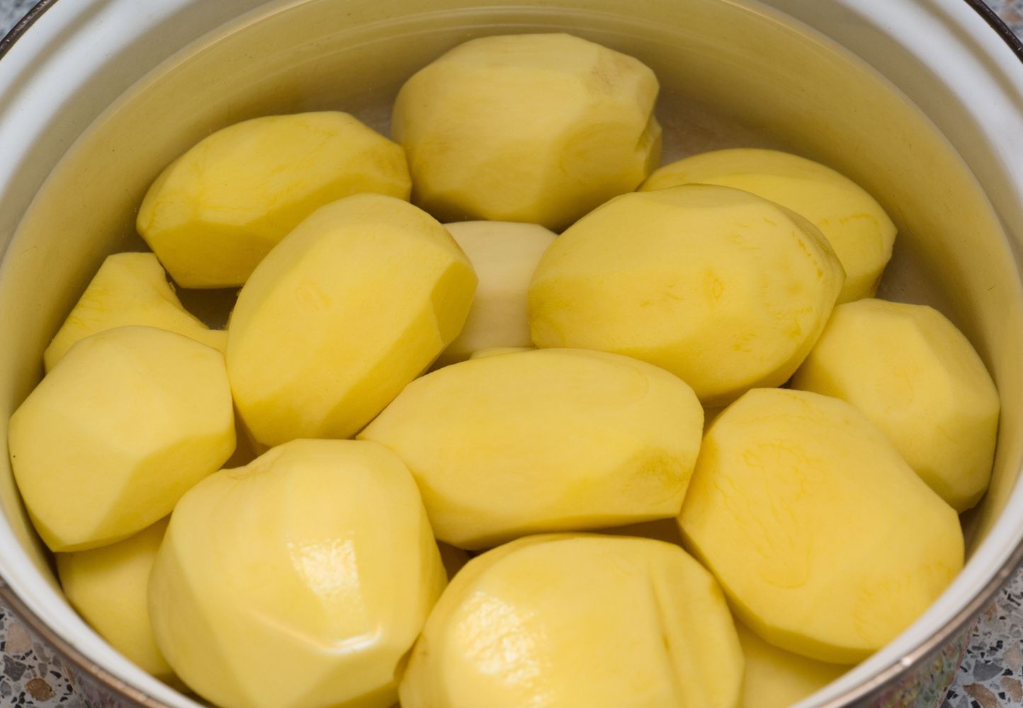 Papas peladas.