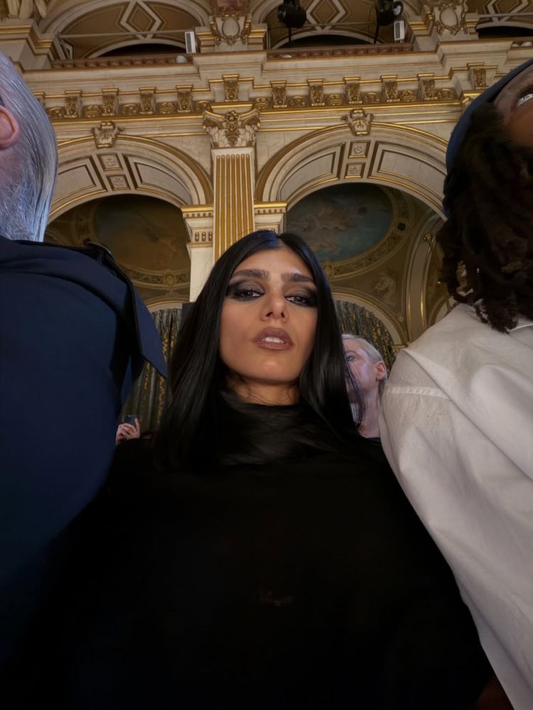 Mia Khalifa sorprendió con un look total black y dio cátedra de estilo en Instagram