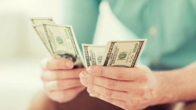 El ritual con laurel y vela blanca gana popularidad entre quienes buscan atraer dinero y saldar deudas.
