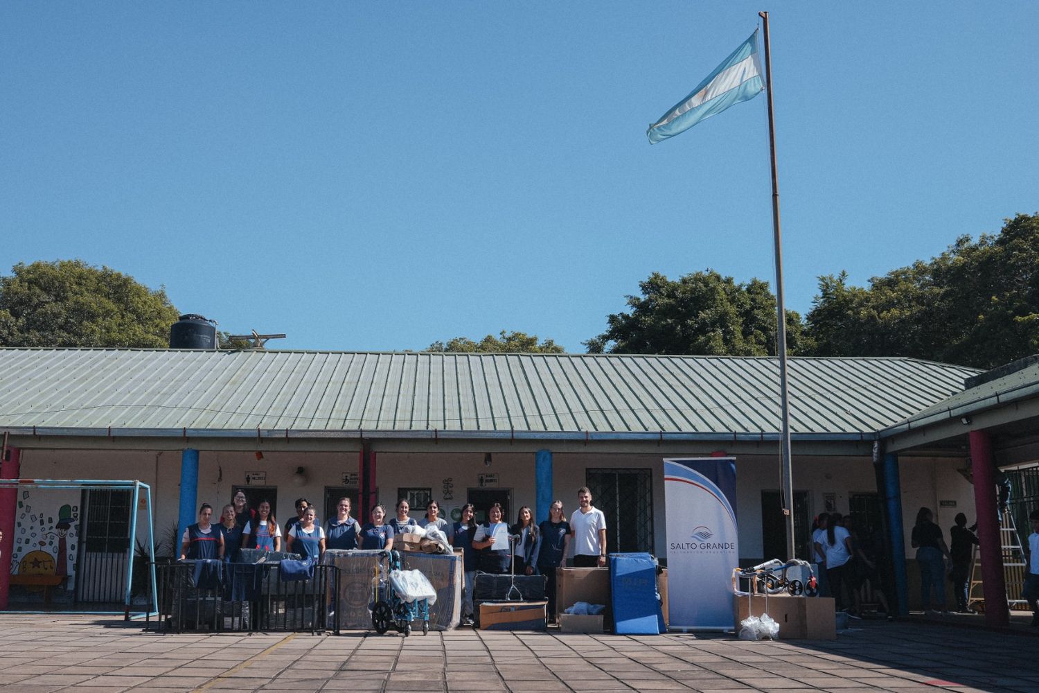 Alumnos de Federación instalaron 17 equipos de aire acondicionado en una escuela a través de prácticas profesionales.