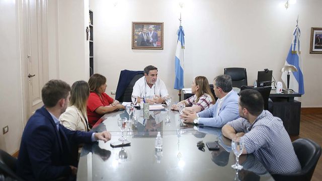Medina Ruiz recibió a la senadora nacional Beatriz Ávila, quien se puso a disposición para colaborar frente a la situación sanitaria en el sur de la provincia tras las inundaciones.