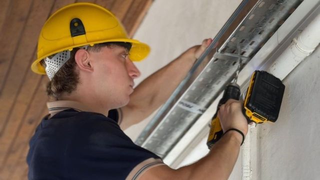Alumnos de Federación instalaron 17 equipos de aire acondicionado en una escuela a través de prácticas profesionales.