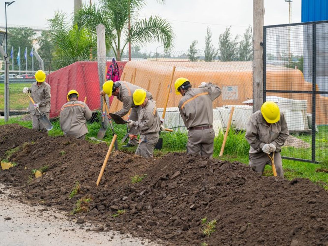 Comenzó el cavado de la zanja para la obra de cloacas del sur de Arroyito