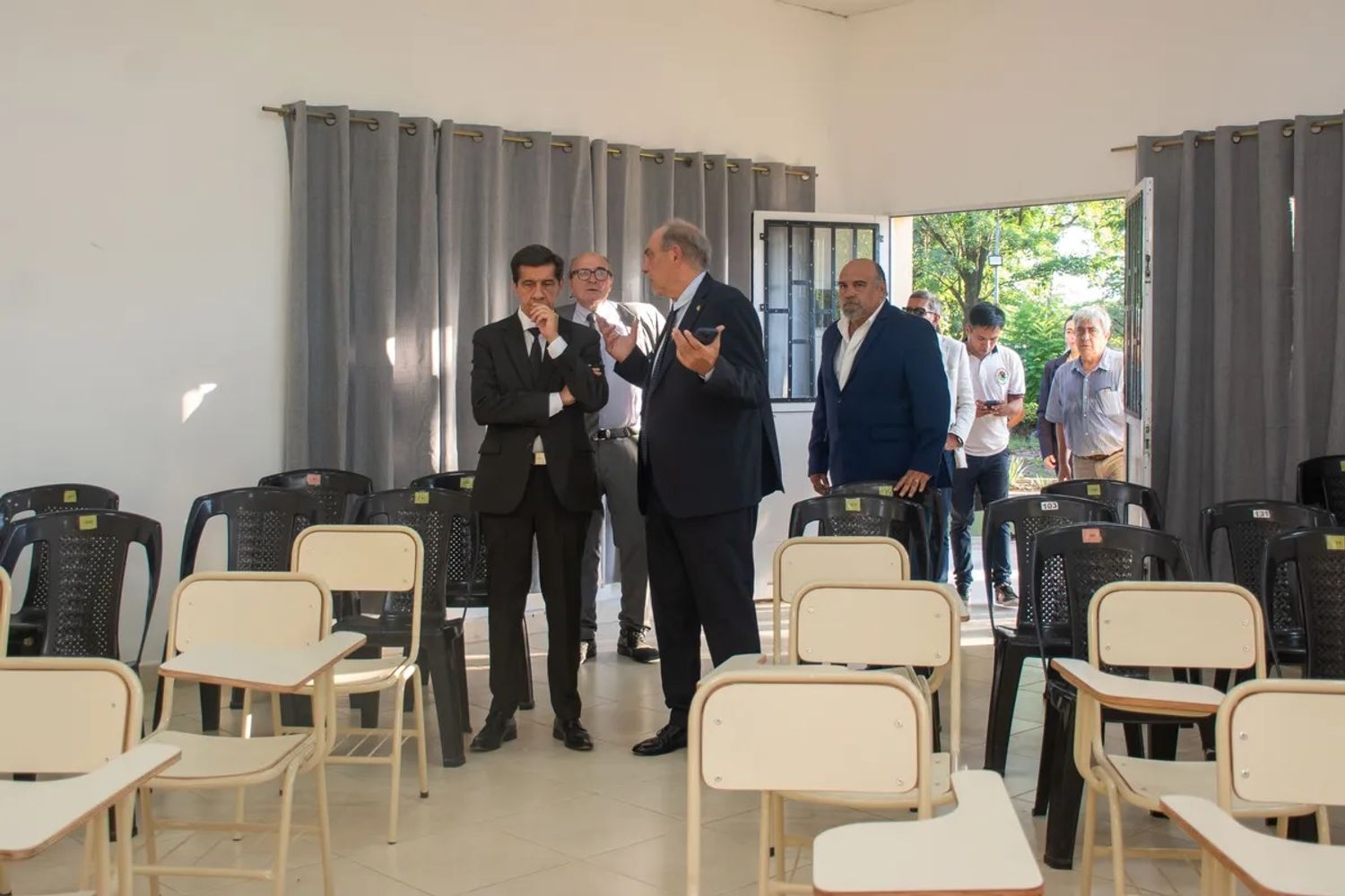 Finalizado el acto académico, el gobernador Sadir recorrió las instalaciones donde comenzará a dictarse la carrera de Medicina, en Libertador General San Martín.