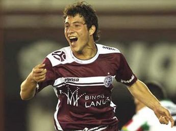 Fue figura del fútbol argentino, pasó por la Premier League y ahora juega en la B Metropolitana