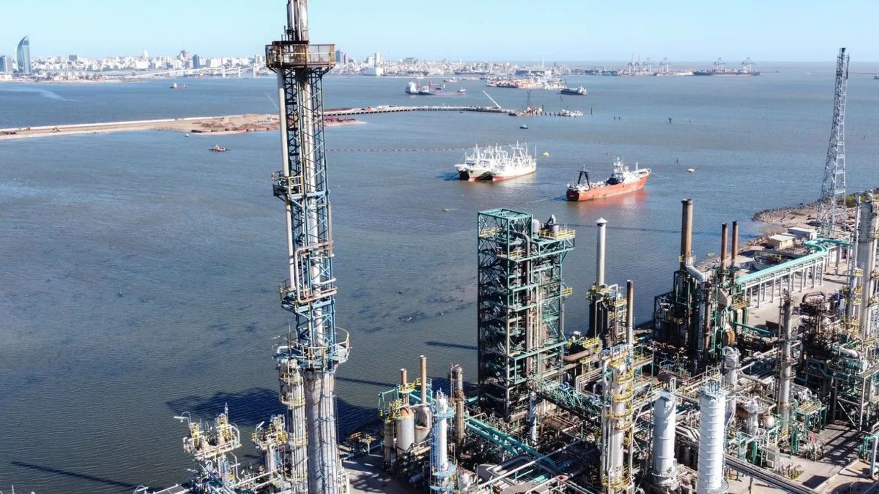 Refinería de combustible ROU.