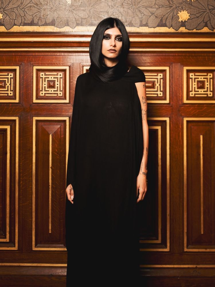 Mia Khalifa sorprendió con un look total black y dio cátedra de estilo en Instagram