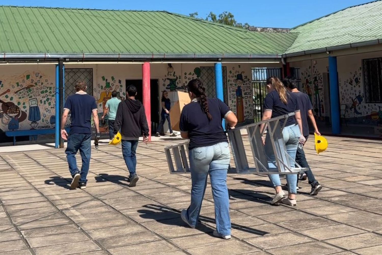 Alumnos de Federación instalaron 17 equipos de aire acondicionado en una escuela a través de prácticas profesionales.