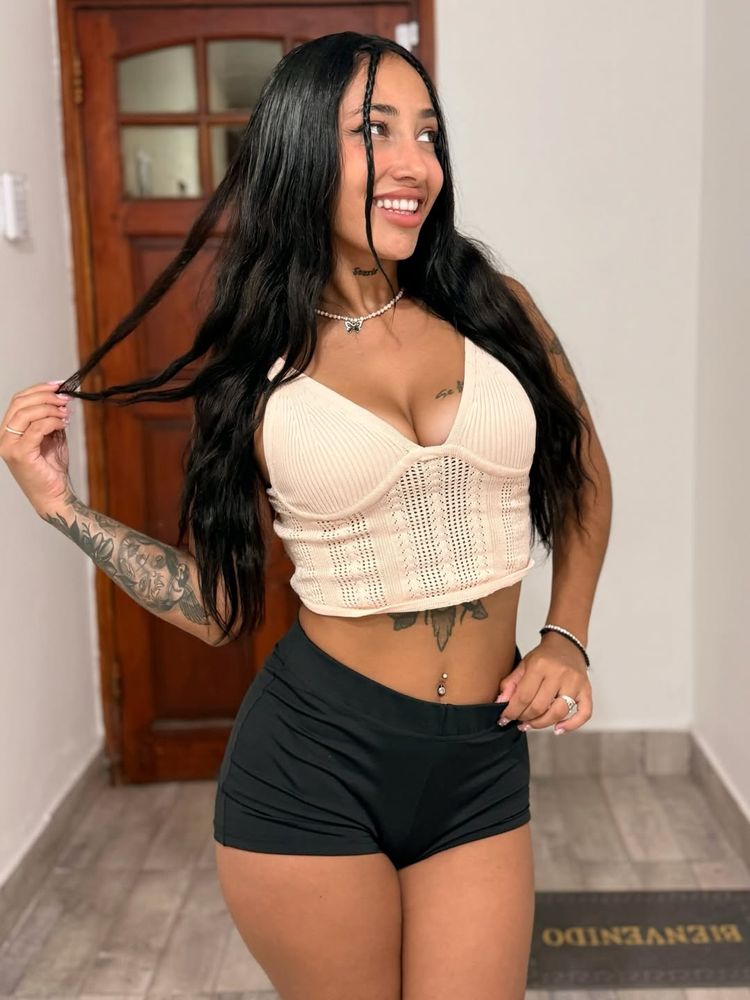 Transparencias y mucha piel: Pao Dulzura desafió los límites y arrasó con un minitop blanco