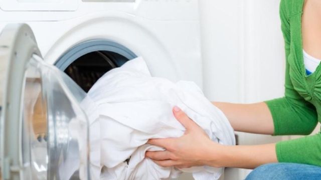 Este secreto japonés es ideal para sábanas, toallas y prendas delicadas, evitando el amarilleo y los químicos agresivos.


