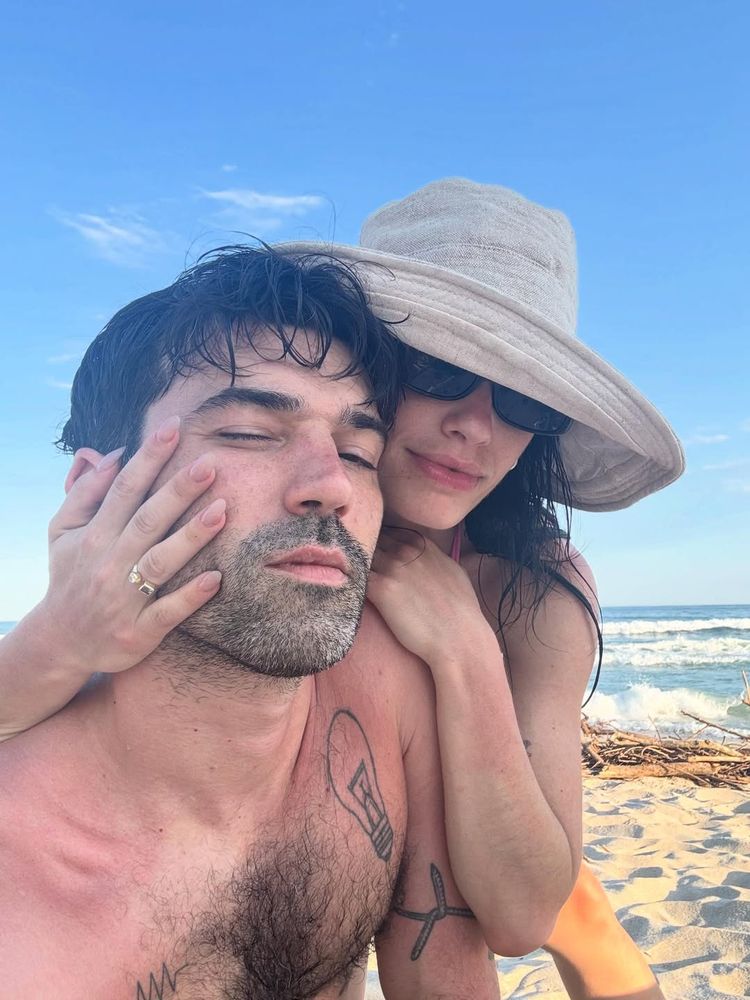 La pareja anunció su compromiso durante el verano.