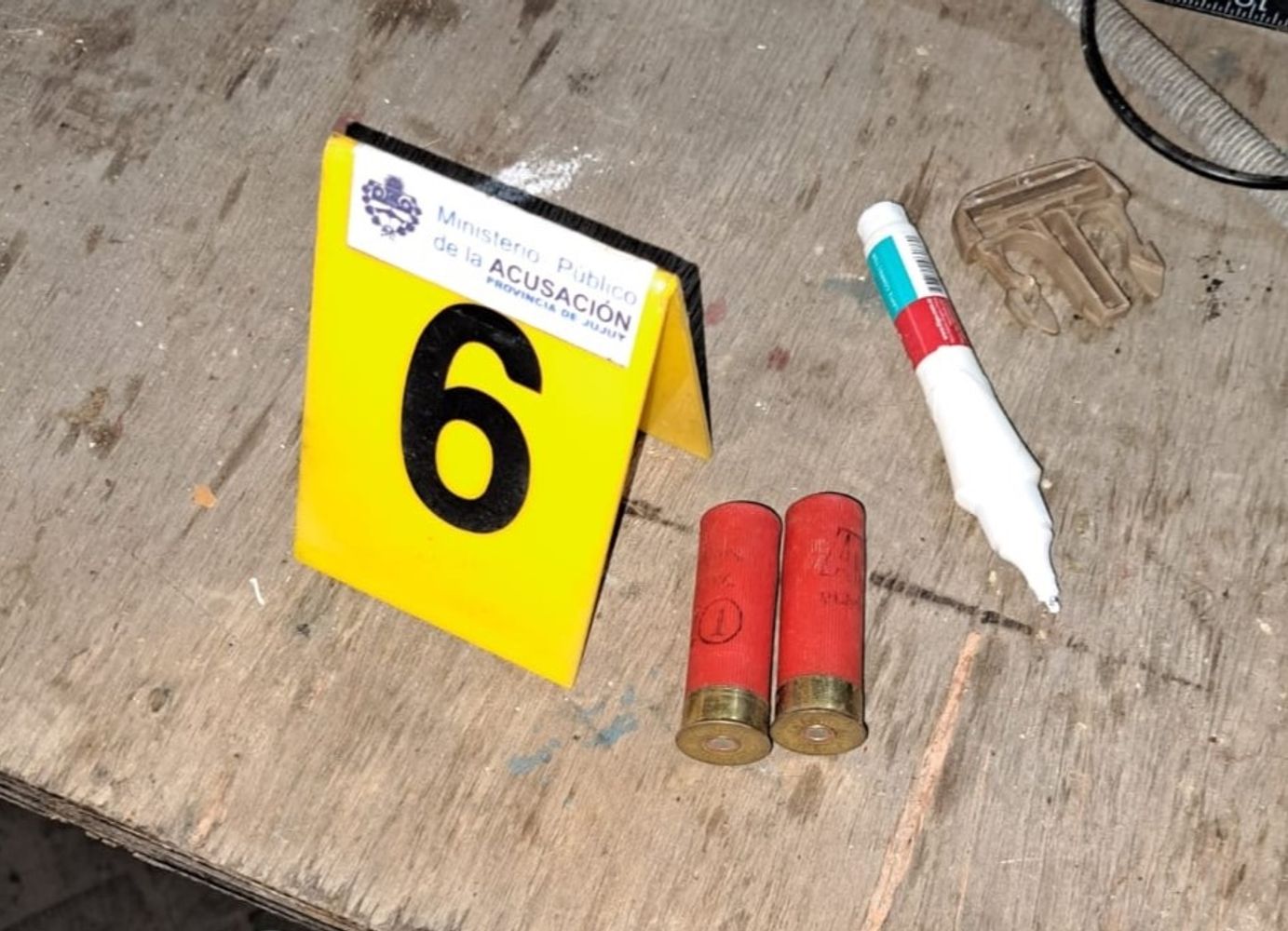 Otros peligrosos elementos que pertenecerían al hombre que desencadenó el grave incidente en el comedor comunitario,
fueron hallados por la policía en un espacio aledaño.