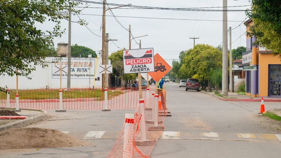 Comenzó el cavado de la zanja para la obra de cloacas del sur de Arroyito