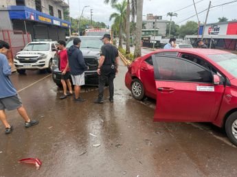 Iguazú: choque entre dos vehículos en una transitada avenida dejó solo daños materiales