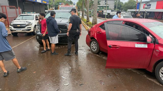 Iguazú: choque entre dos vehículos en una transitada avenida dejó solo daños materiales.