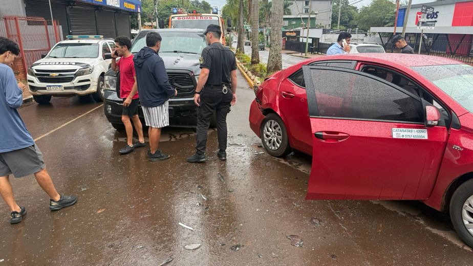 Iguazú: choque entre dos vehículos en una transitada avenida dejó solo daños materiales