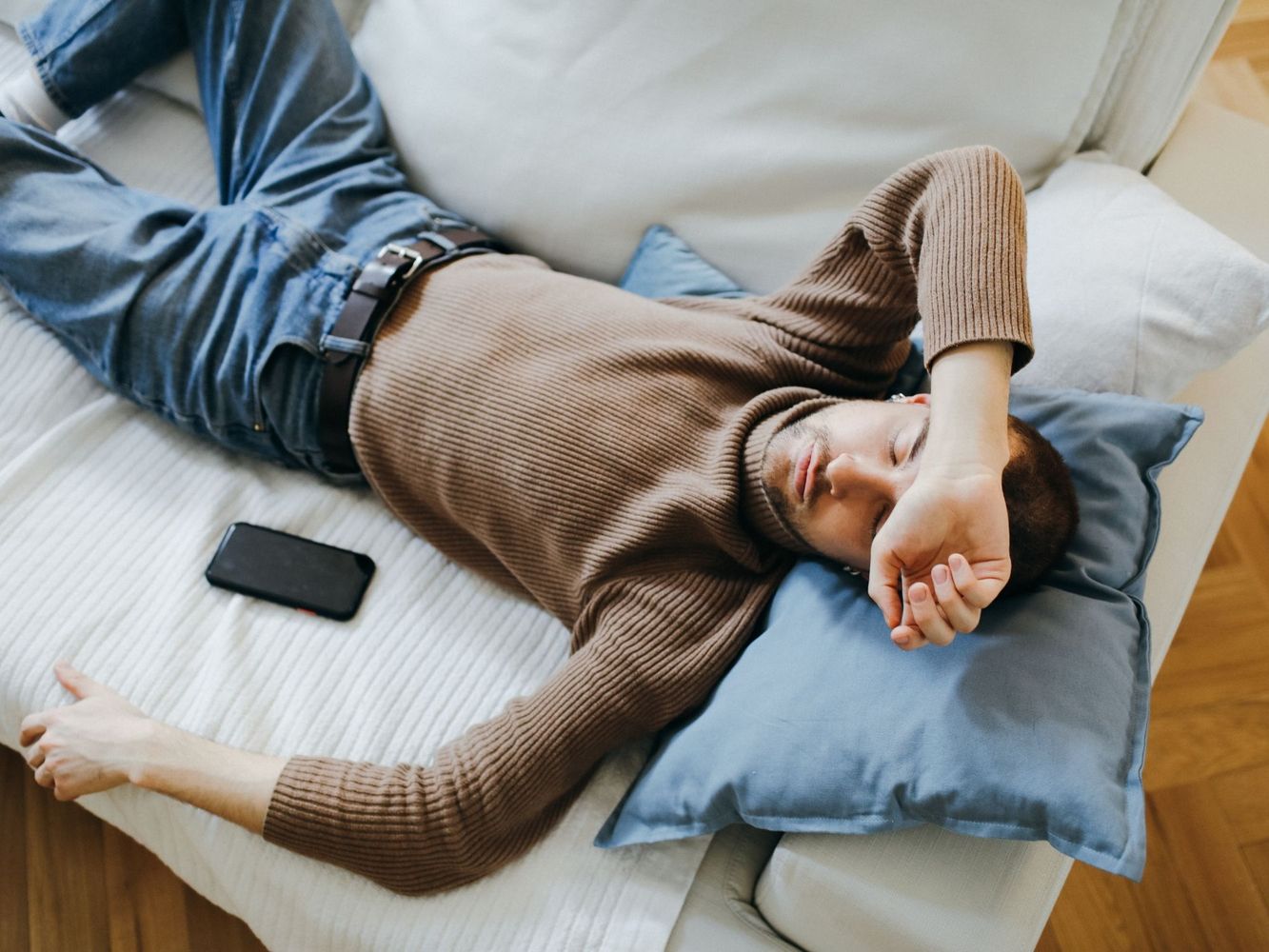 La mente agotada elige peor: por qué conviene evitar decisiones nocturnas.