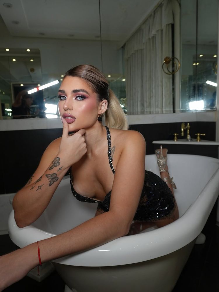 Encaje y transparencias: Marta Fort eligió el minivestido más audaz de la temporada y se convirtió en la reina de las tendencias