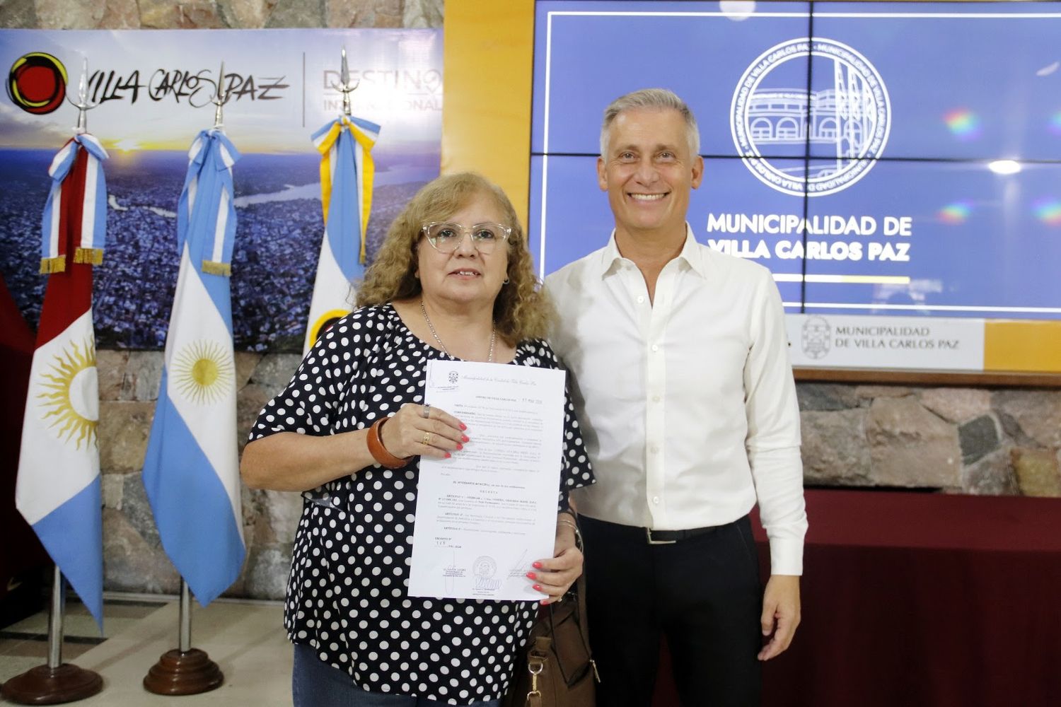El intendente Esteban Avilés encabezó la entrega de licencias de taxi a trabajadores del sector.