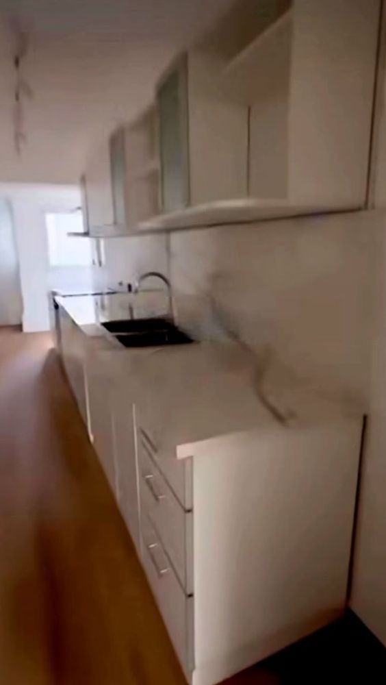 El balcón que recorre el frente suma frescura y conexión con el exterior, ideal para compartir en familia.
