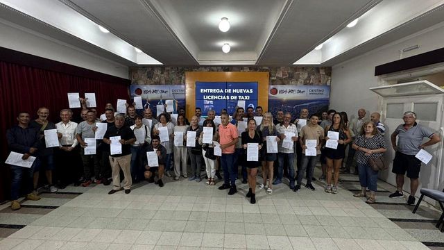 Choferes y permisionarios recibieron 47 nuevas licencias de taxi en Carlos Paz.