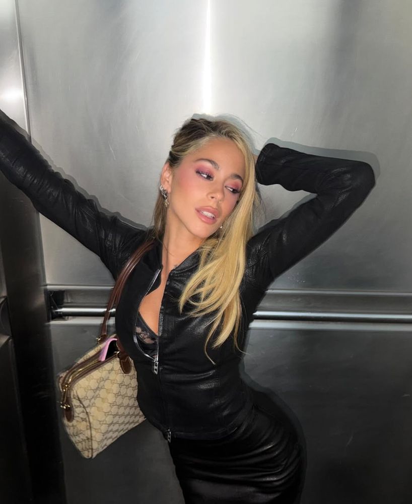 El destape de Tini Stoessel: la cantante arrasó con un corpiño de encaje y transparencias