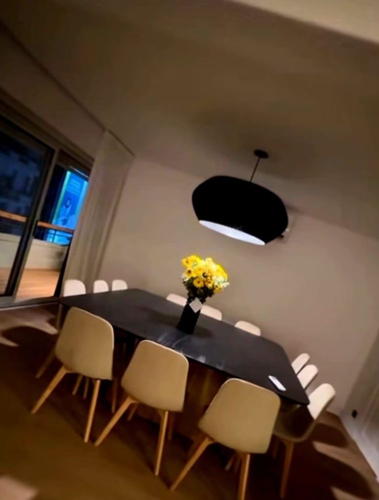El living comedor y la cocina minimalista se destacan por su integración y diseño moderno.
