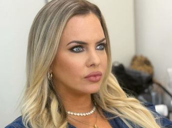 Ale Maglietti dio cátedra de estilo con un look vintage color negro y marcó tendencia el accesorio de la temporada