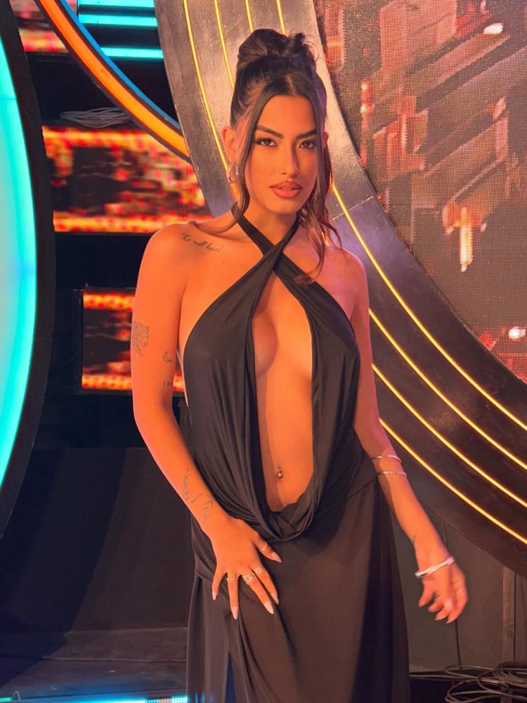 Luz Tito, la ex Gran Hermano, arrasó con un vestido ultra escotado y casi muestra de más
