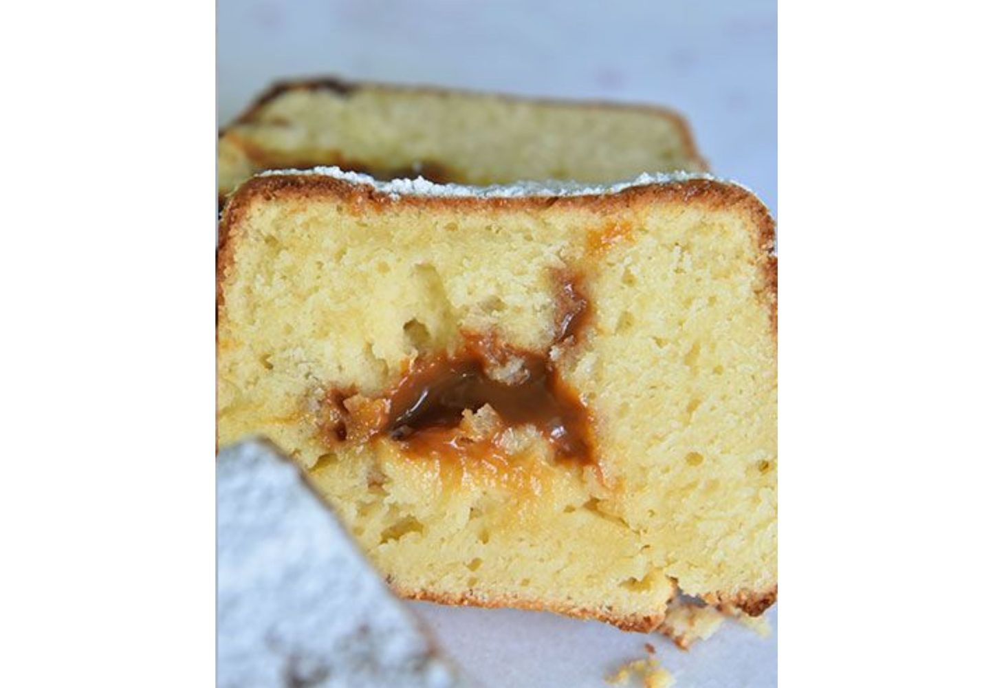 Así queda el budín de ricota y dulce de leche.