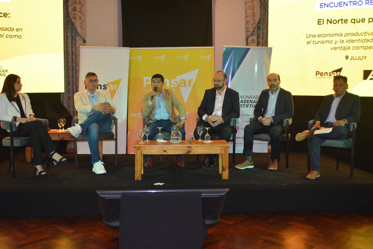 El tercer panel del encuentro abordó el tema "Oportunidades en la economía local y el desarrollo productivo". Los panelistas invitados a la jornada desarrollaron diferentes temáticas regionales, con enfoques orientados al emprendedurismo, el turismo y la economía.