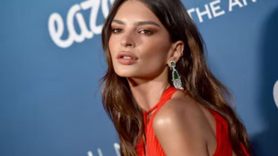 Emily Ratajkowski posó con el traje de baño más cavado y dejó a todos sus seguidores sin aliento