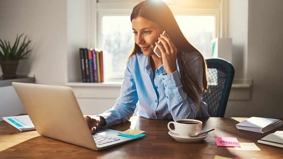 Las 3 carreras universitarias para trabajar desde casa y ganar más en 2026, según la IA