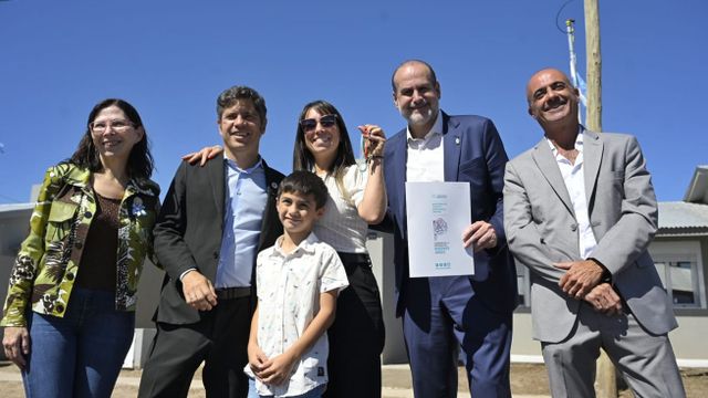 Axel Kicillof entregó 101 viviendas en Bahía Blanca.